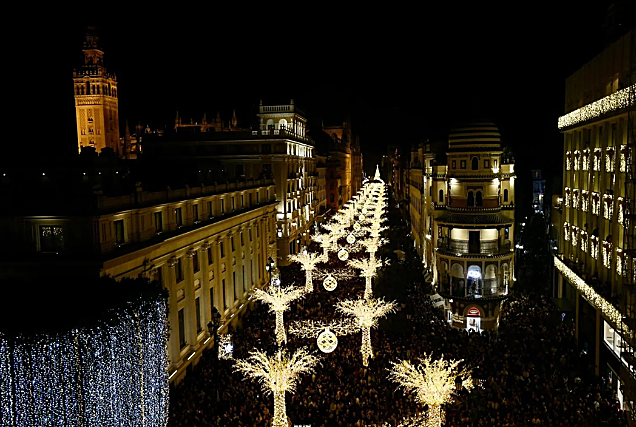 La Avenida de la Constitución, iluminada con las luces de Navidad