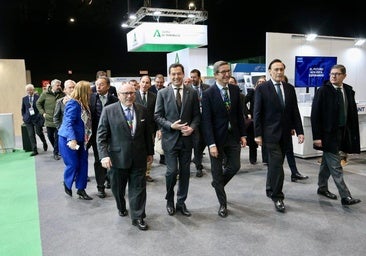 El presidente andaluz, Juanma Moreno, visita el congreso NISE que se celebra en FIBES