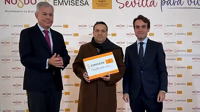 De izquierda a derecha, José Luis Sanz, alcalde de Sevilla, Galo Florencio, nuevo vecino de la promoción, y Mario Muñoz, viceconsejero de Fomento, Articulación del Territorio y Vivienda de la Junta de Andalucía