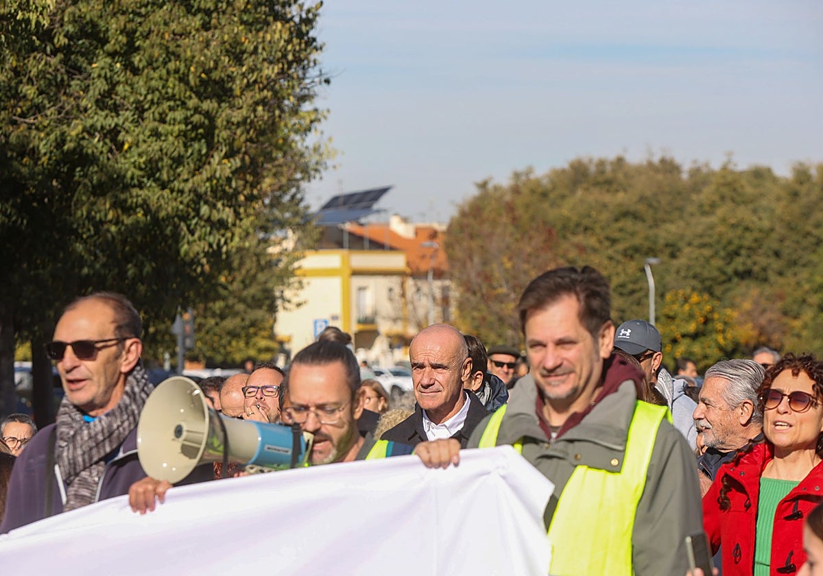 Antonio Muñoz, en el centro, durante la manifestación vecinal en Bellavista el pasado sábado para pedir un metro soterrado