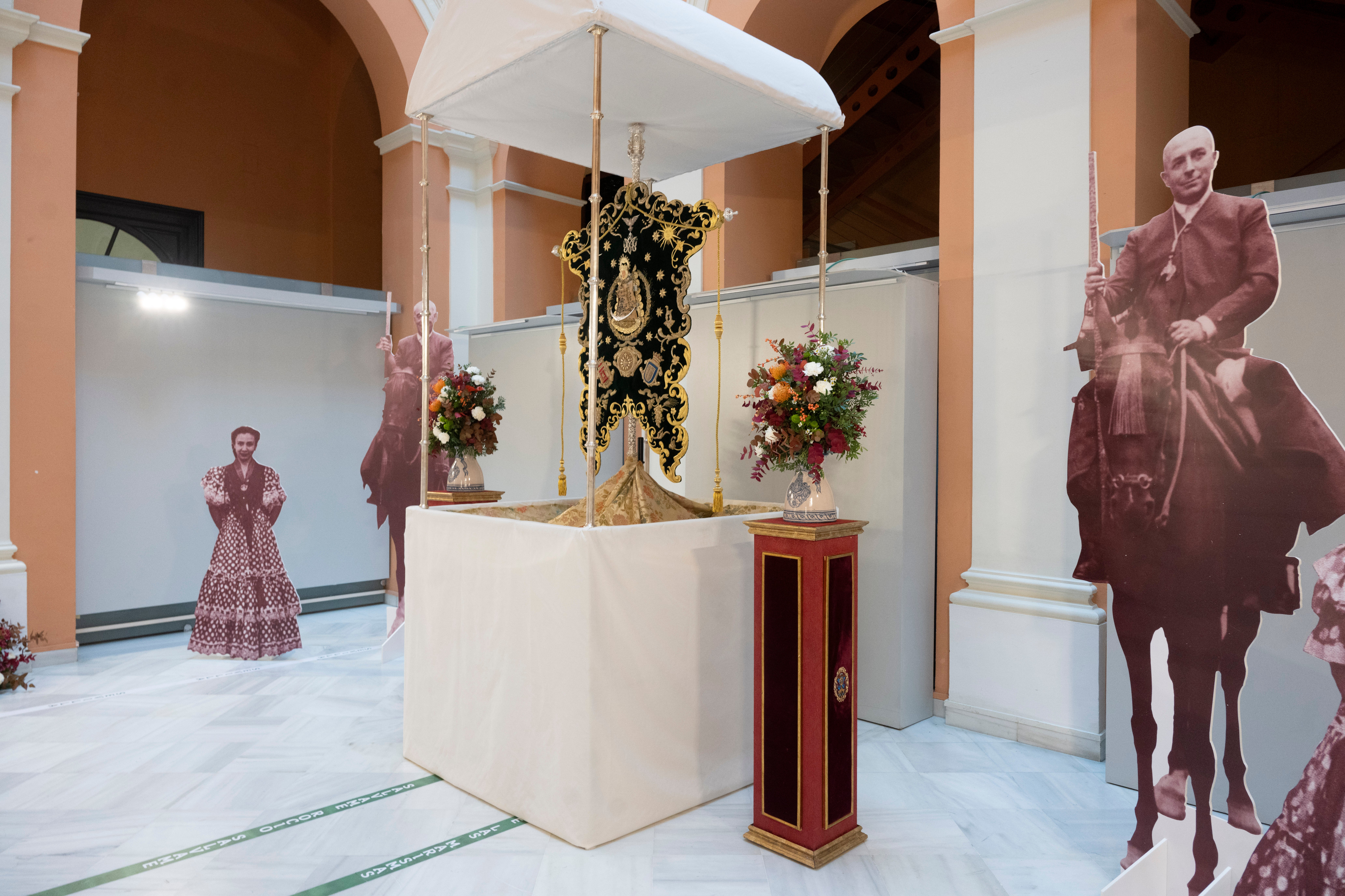 La exposición del Rocío de Sevilla en el Ayuntamiento, en imágenes