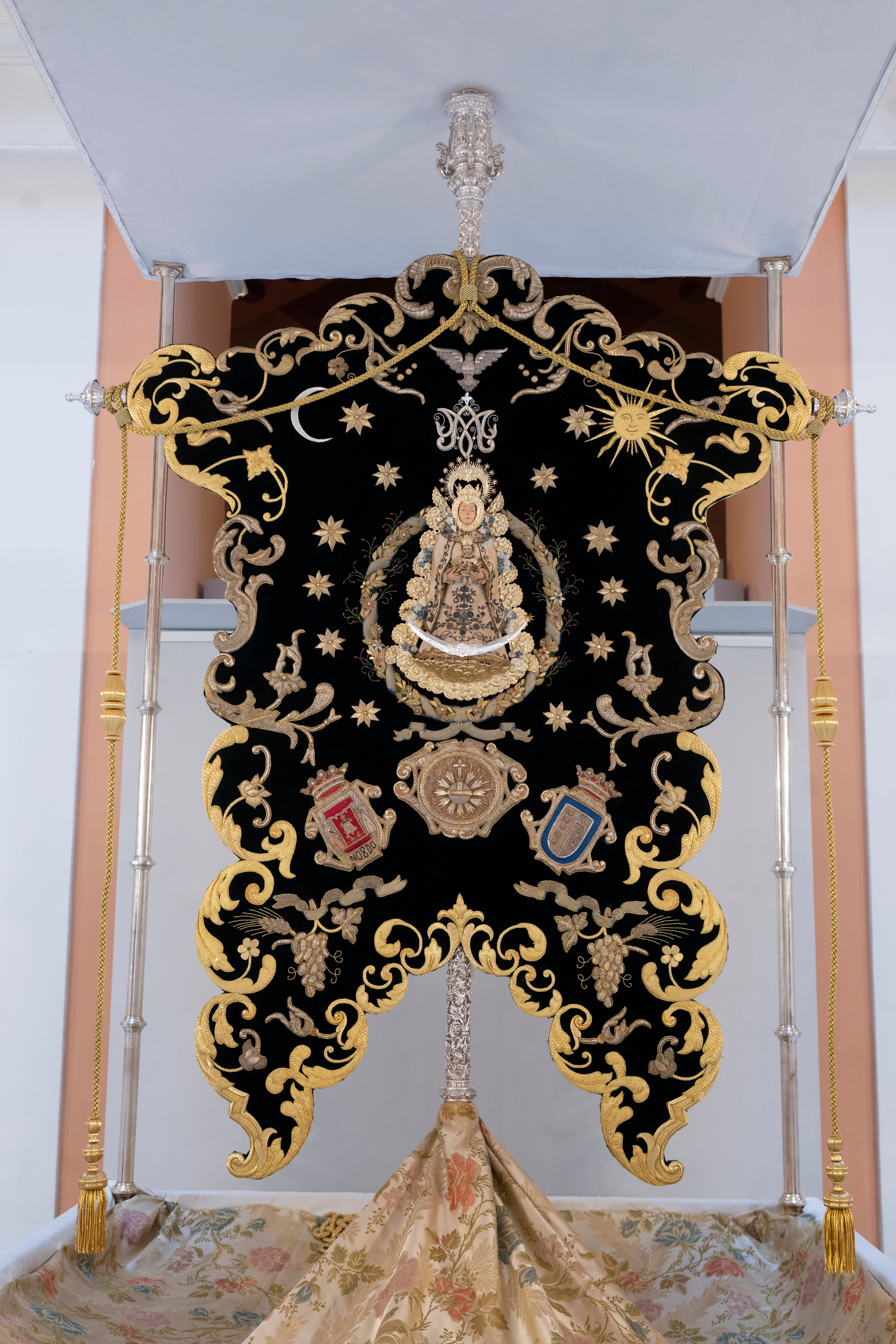 La exposición del Rocío de Sevilla en el Ayuntamiento, en imágenes