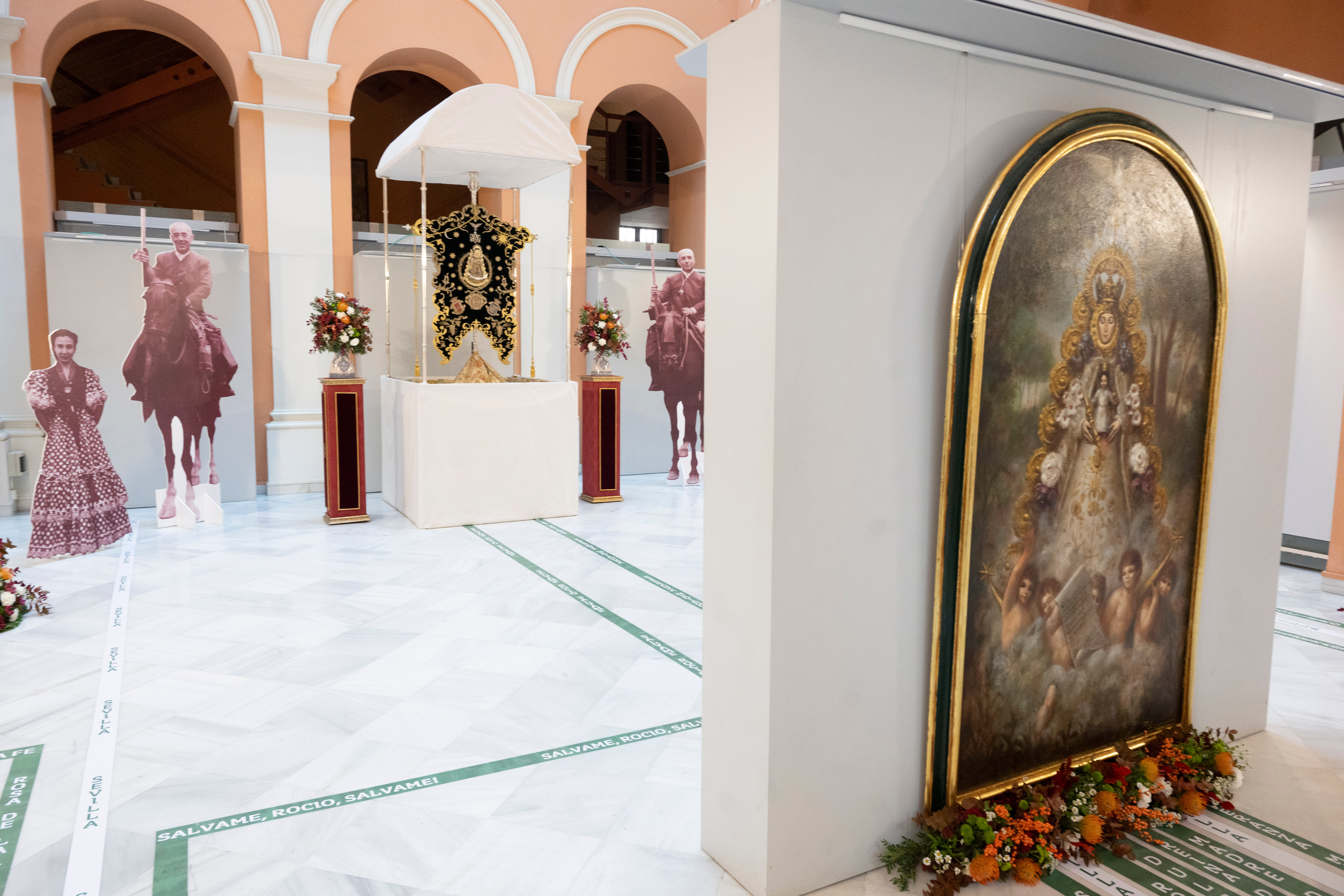 La exposición del Rocío de Sevilla en el Ayuntamiento, en imágenes