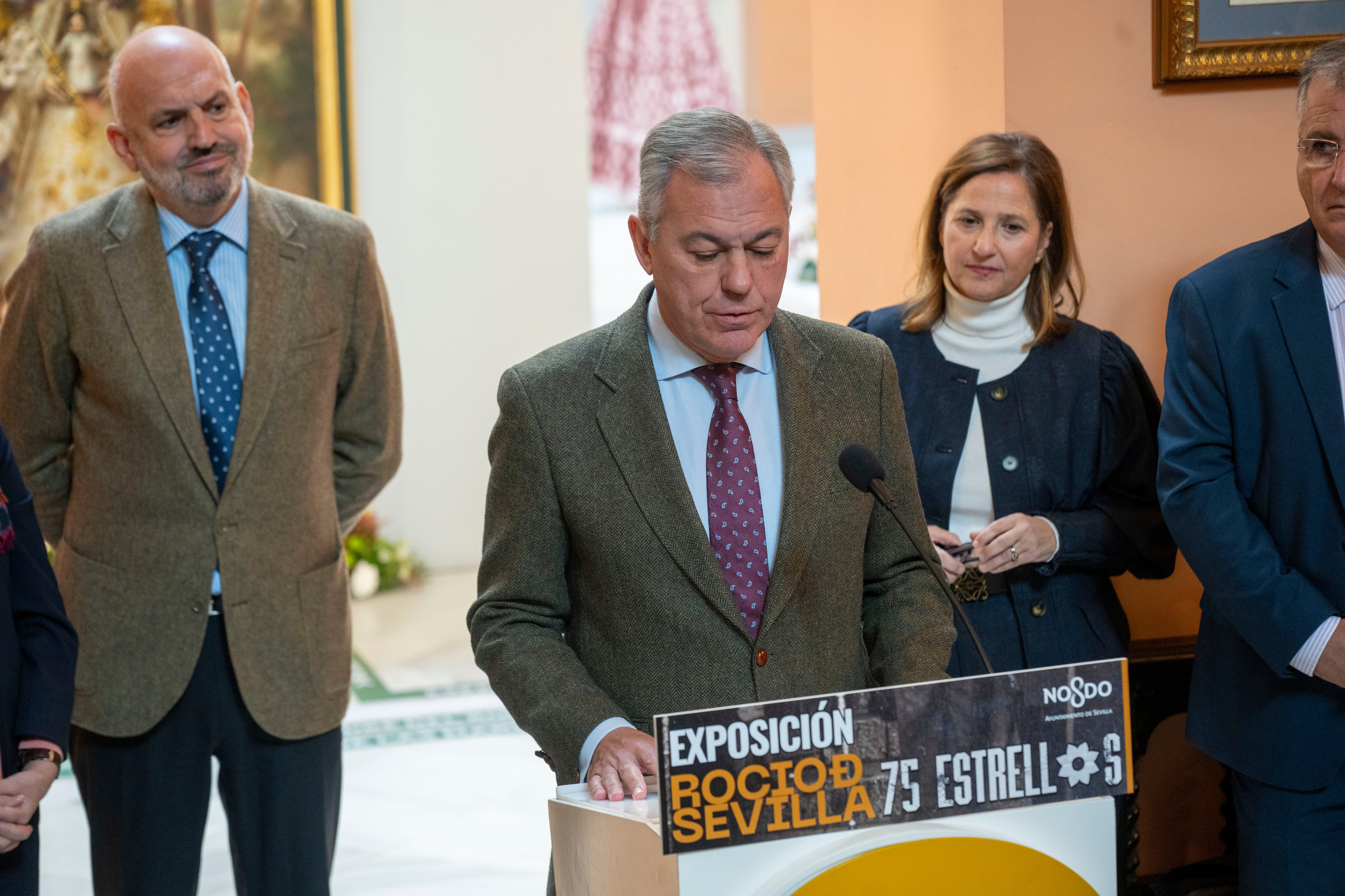La exposición del Rocío de Sevilla en el Ayuntamiento, en imágenes