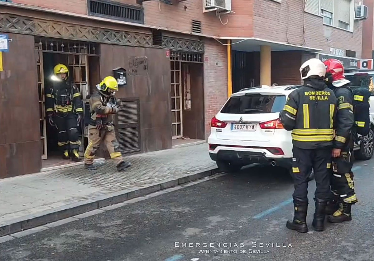 Los bomberos salen del local incendiado