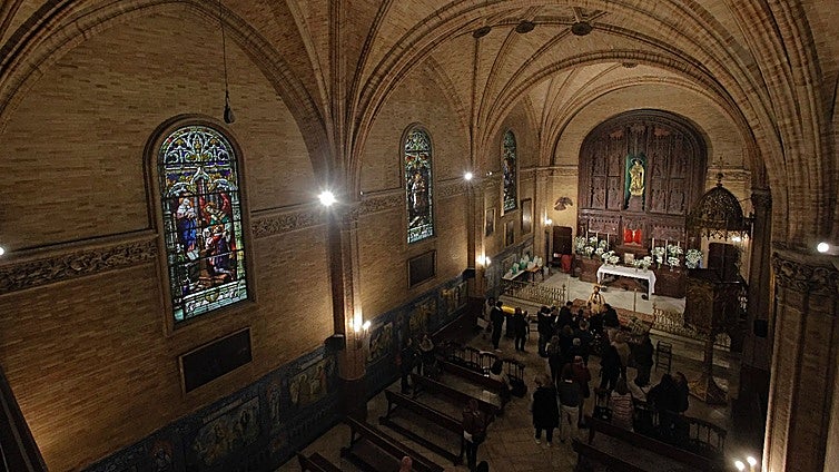 Los Javieres comienza su nueva vida en los Jesuitas llenando de fieles la capilla de los Luises