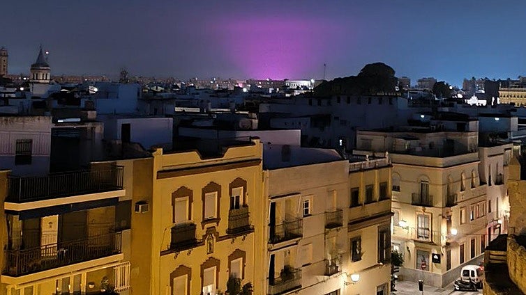 El misterioso resplandor rosa en el cielo nocturno que ha sorprendido a los sevillanos: esta es la explicación