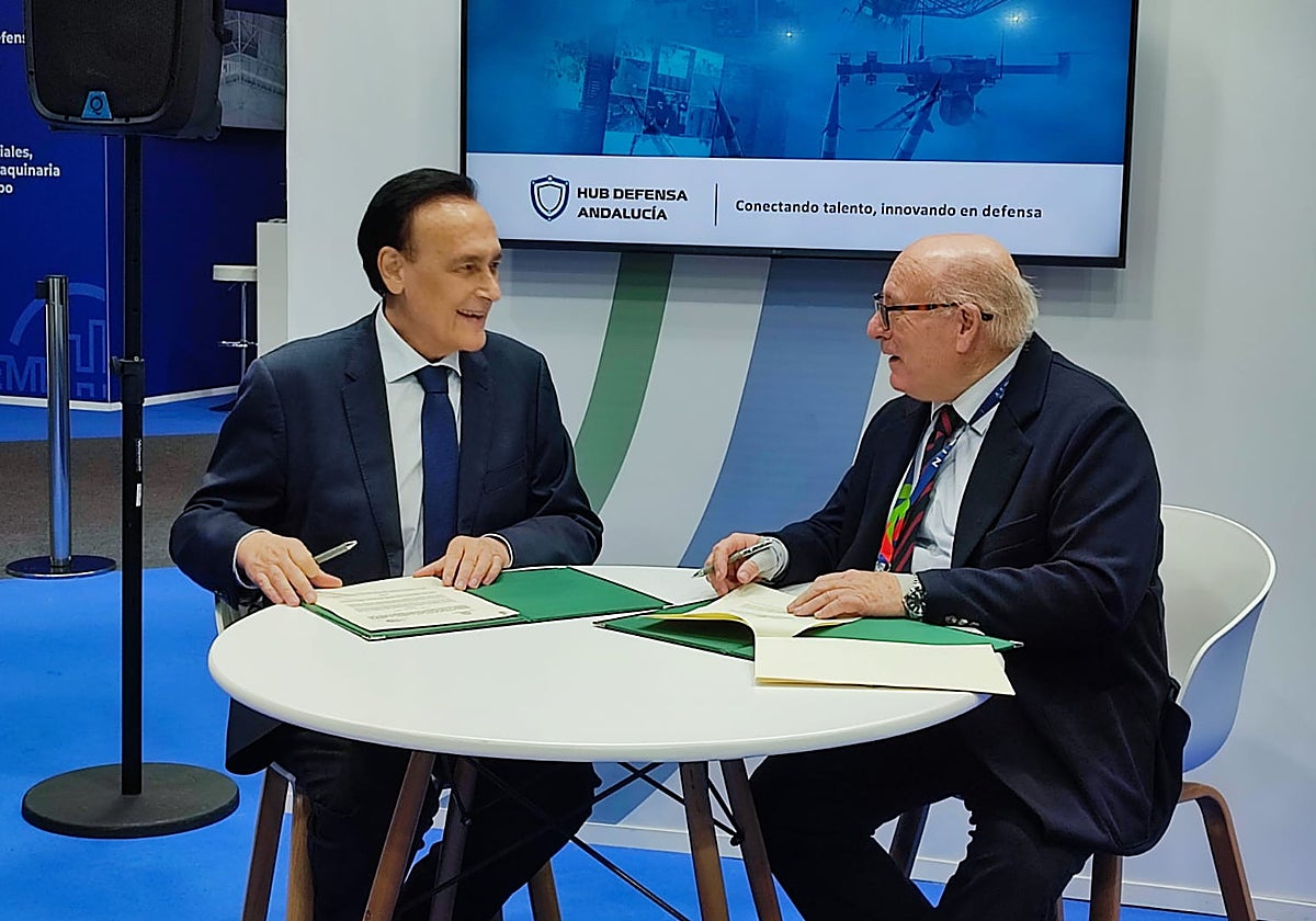 El consejero José Carlos Gómez Villamandos y el presidente de Fedeme, Francisco J. Moreno