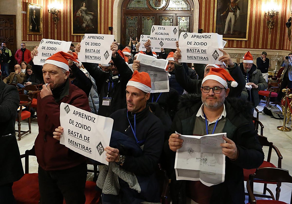 Pleno extraordinario en el Ayuntamiento de Sevilla en el que también participaron agentes llevando gorros de Papá Noel