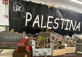 El crítico portal de Belén palestino de la facultad de Psicología de Sevilla: tanques, soldados y muros con alambradas