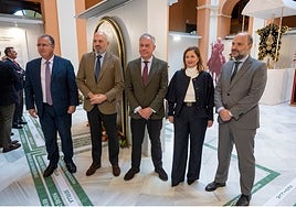 El Rocío de Sevilla presenta en el Ayuntamiento su primitivo simpecado