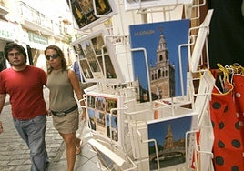 Una joven se encuentra una foto de su padre en una tienda de souverins