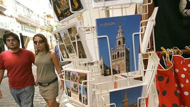 Va a una tienda de souvenirs en Sevilla y se encuentra una foto de su padre: «Increíble»