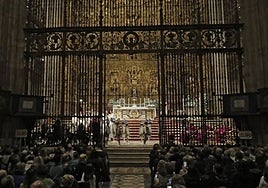 Los Seises bailando en la Catedral de Sevilla en honor a la Inmaculada
