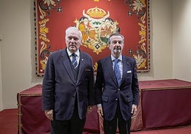 Juan Miguel González y Marcelo Maestre antes de la celebración de la última de las conferencias del ciclo