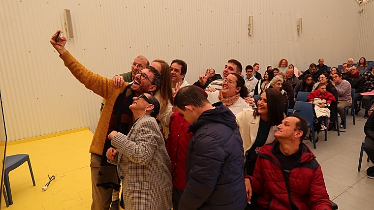El director de la serie La Cura, Óscar Corrales, se hace una fotografía con los actores que participan en el proyecto