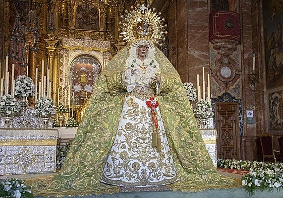 La Esperanza Macarena, en el presbiterio de la basílica