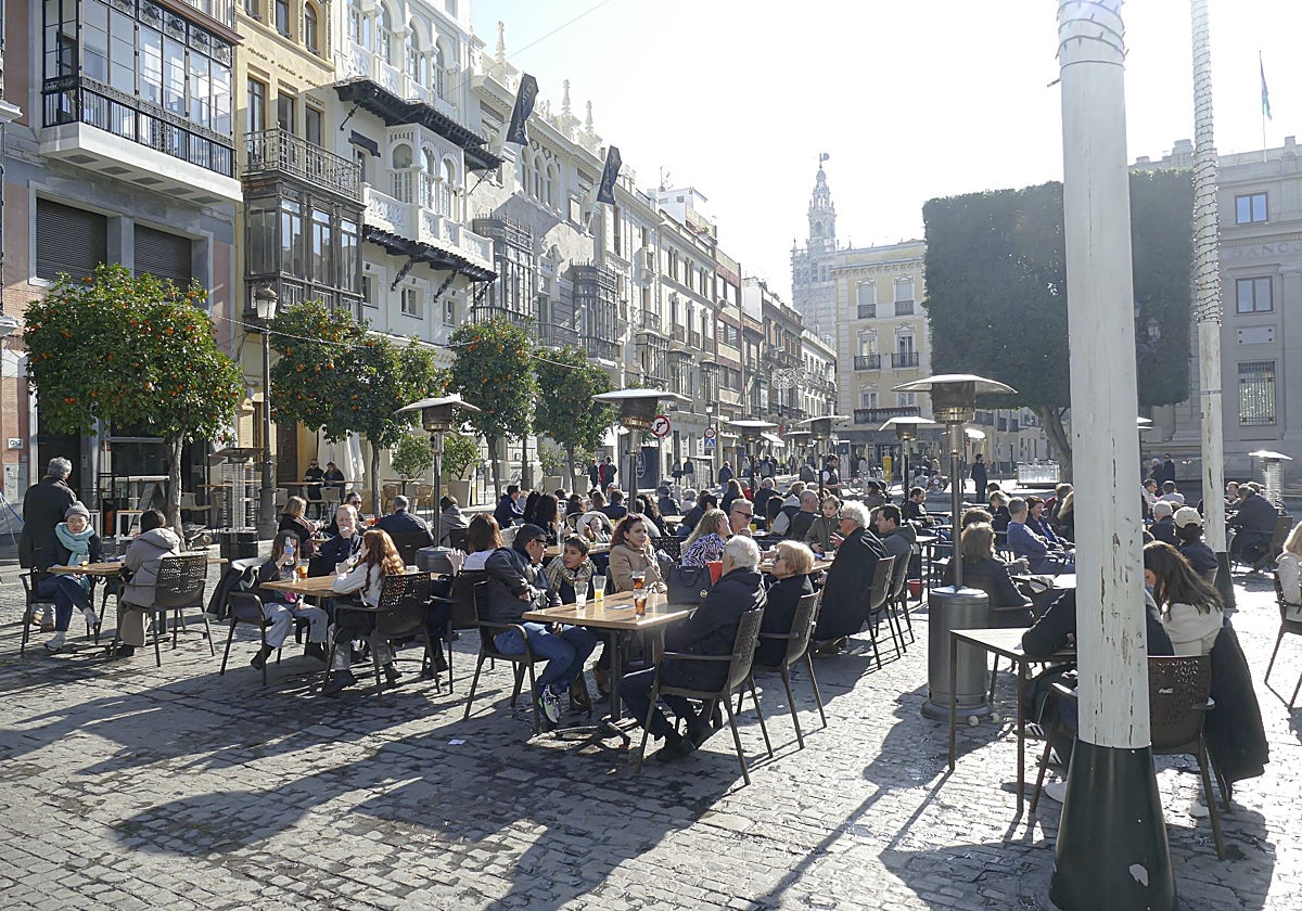 Veladores de algunos de los establecimientos instalados en la Plaza de San Francisco