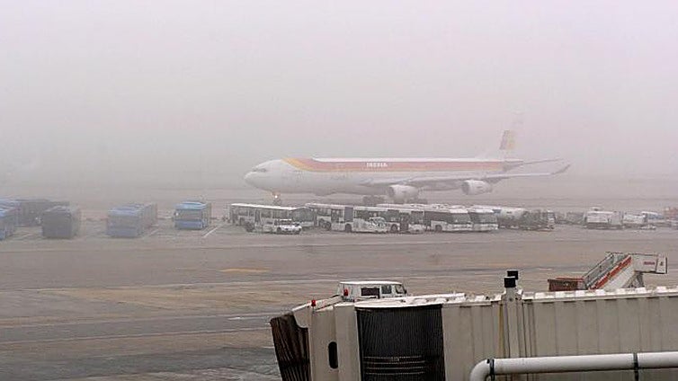 Desvían más de una decena de vuelos del aeropuerto de Sevilla por la niebla