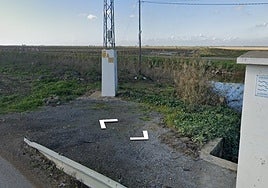 Muere un hombre en Los Palacios al caer a un canal de agua tras salirse con su coche de la carretera