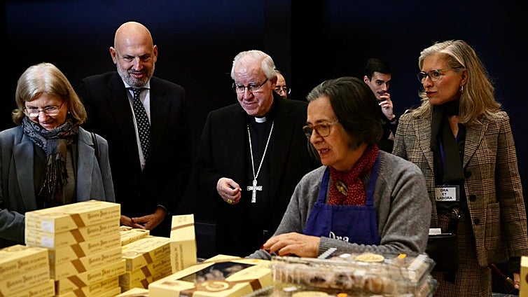 El arzobispo visita la Exposición de Dulces de Conventos de Sevilla: «Vosotras ayudáis a reforzar el mensaje de la Navidad»