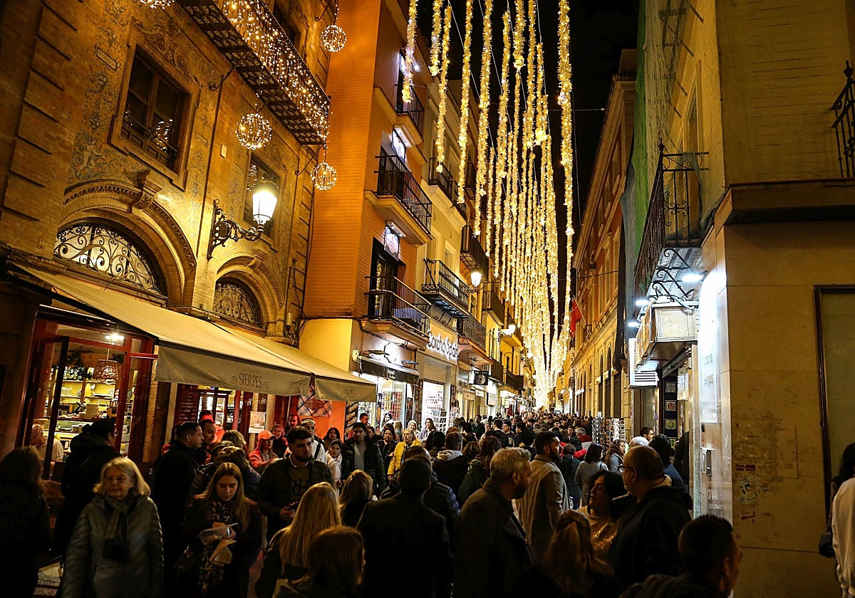 La calle Sierpes repleta de público durante la tarde del inicio del alumbrado navideño