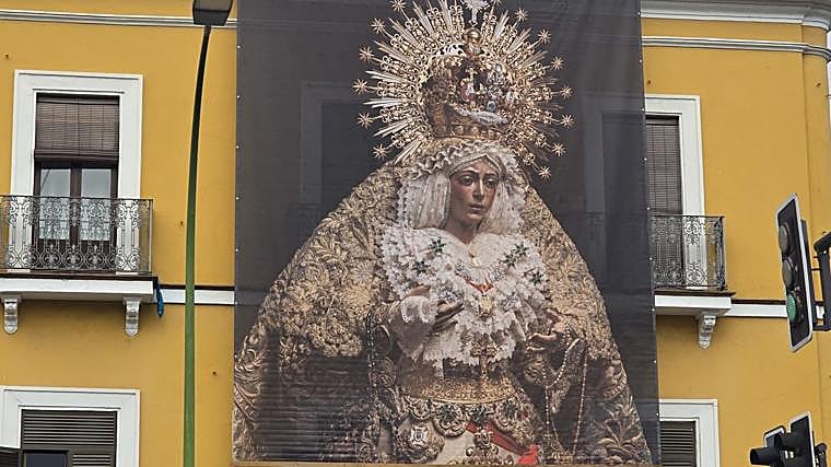 El barrio aguarda engalanado el regreso de la Virgen