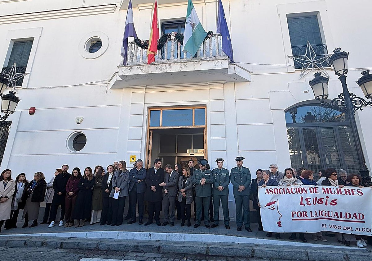Minuto de silencio en la puerta del Ayuntamiento del Viso del Alcor por la muerte de Jennifer