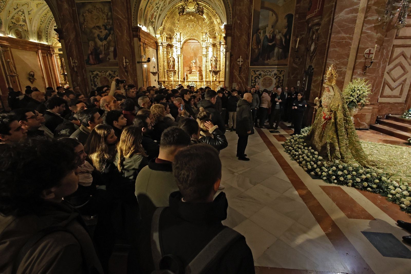 Las imágenes de la vuelta de la Macarena al culto tras meses de restauración