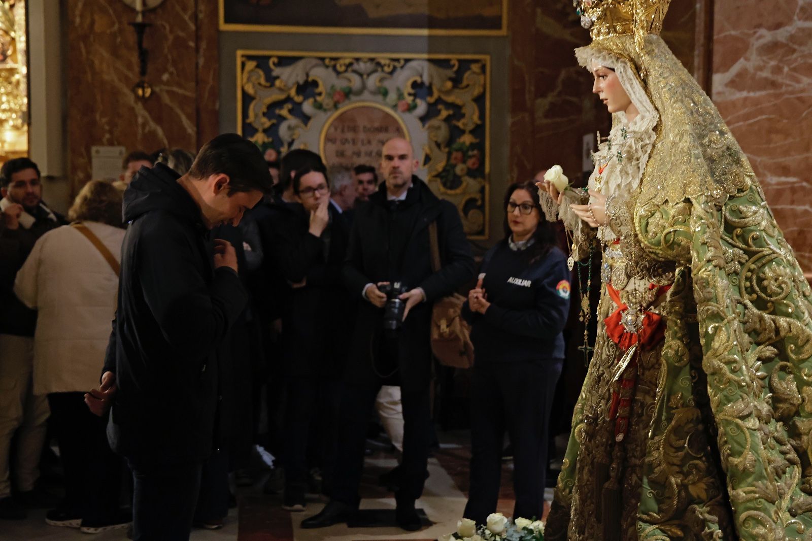 Las imágenes de la vuelta de la Macarena al culto tras meses de restauración