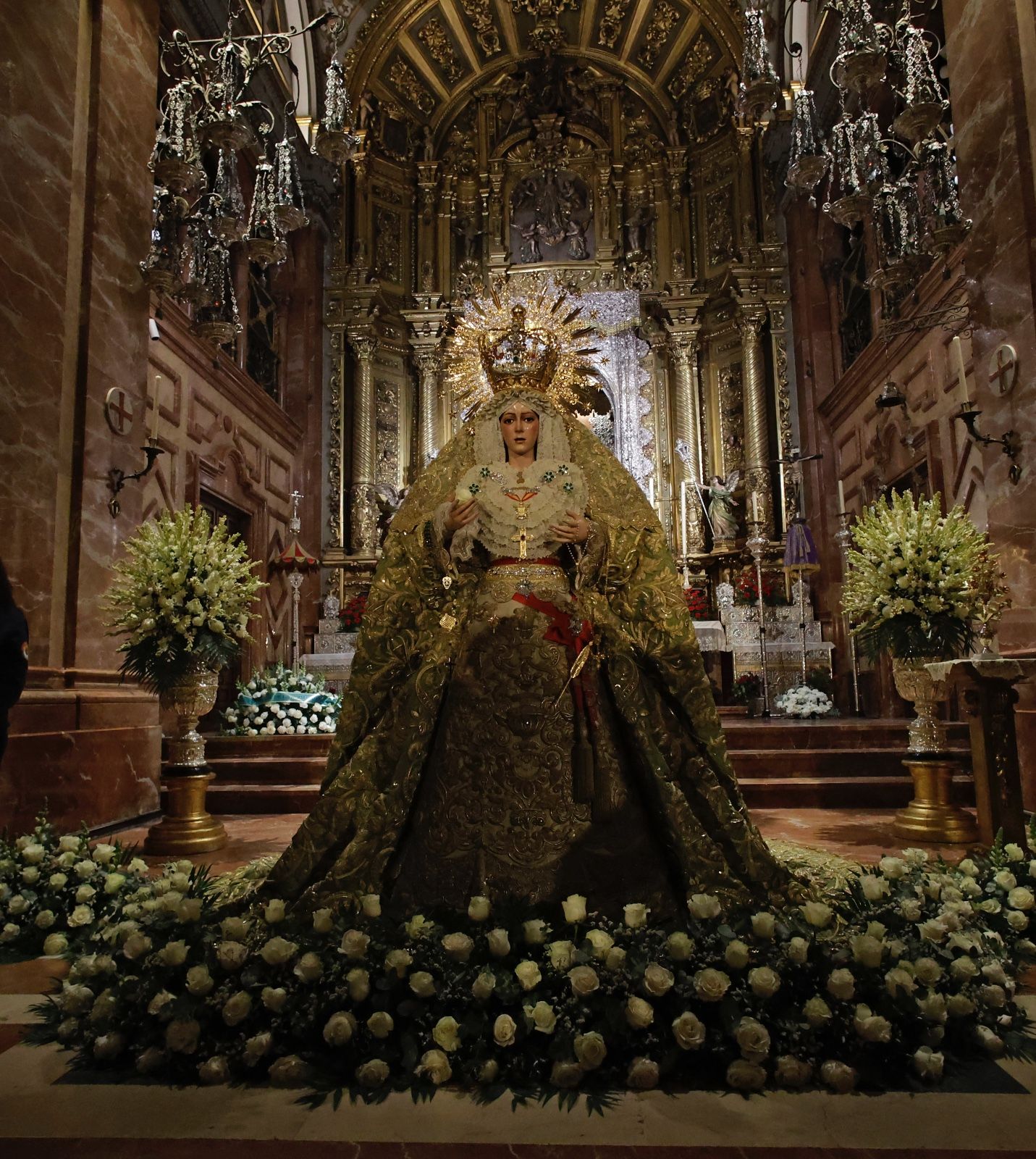 Las imágenes de la vuelta de la Macarena al culto tras meses de restauración