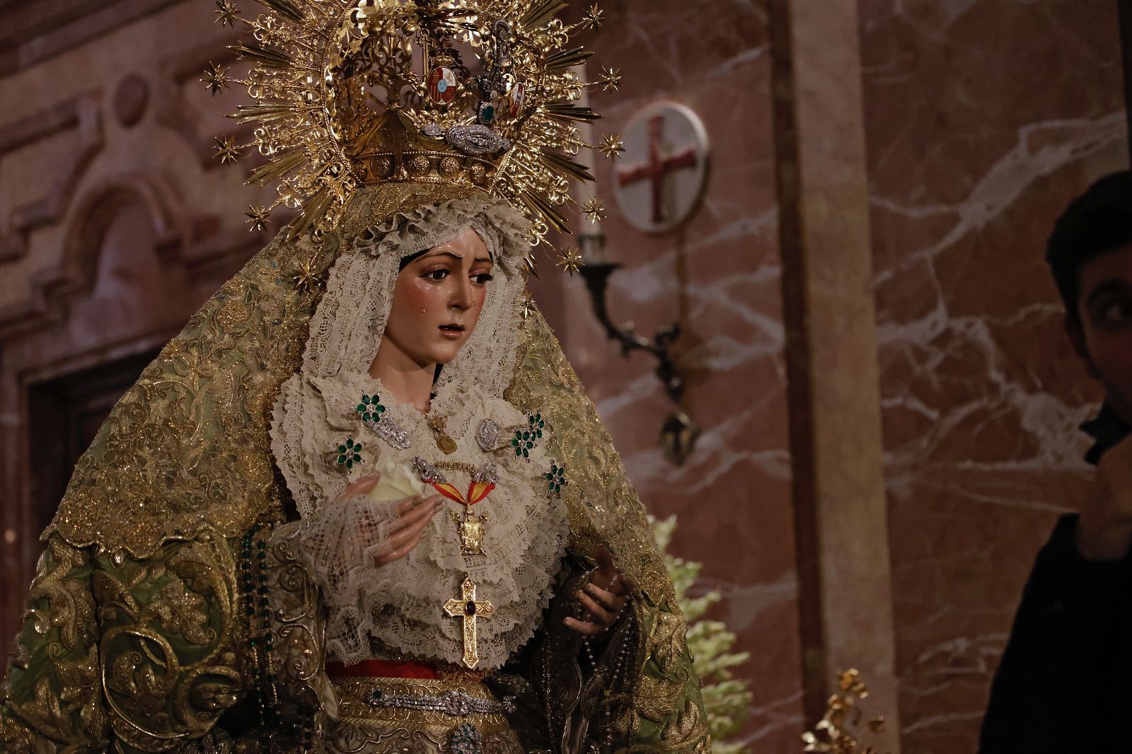 Las imágenes de la vuelta de la Macarena al culto tras meses de restauración