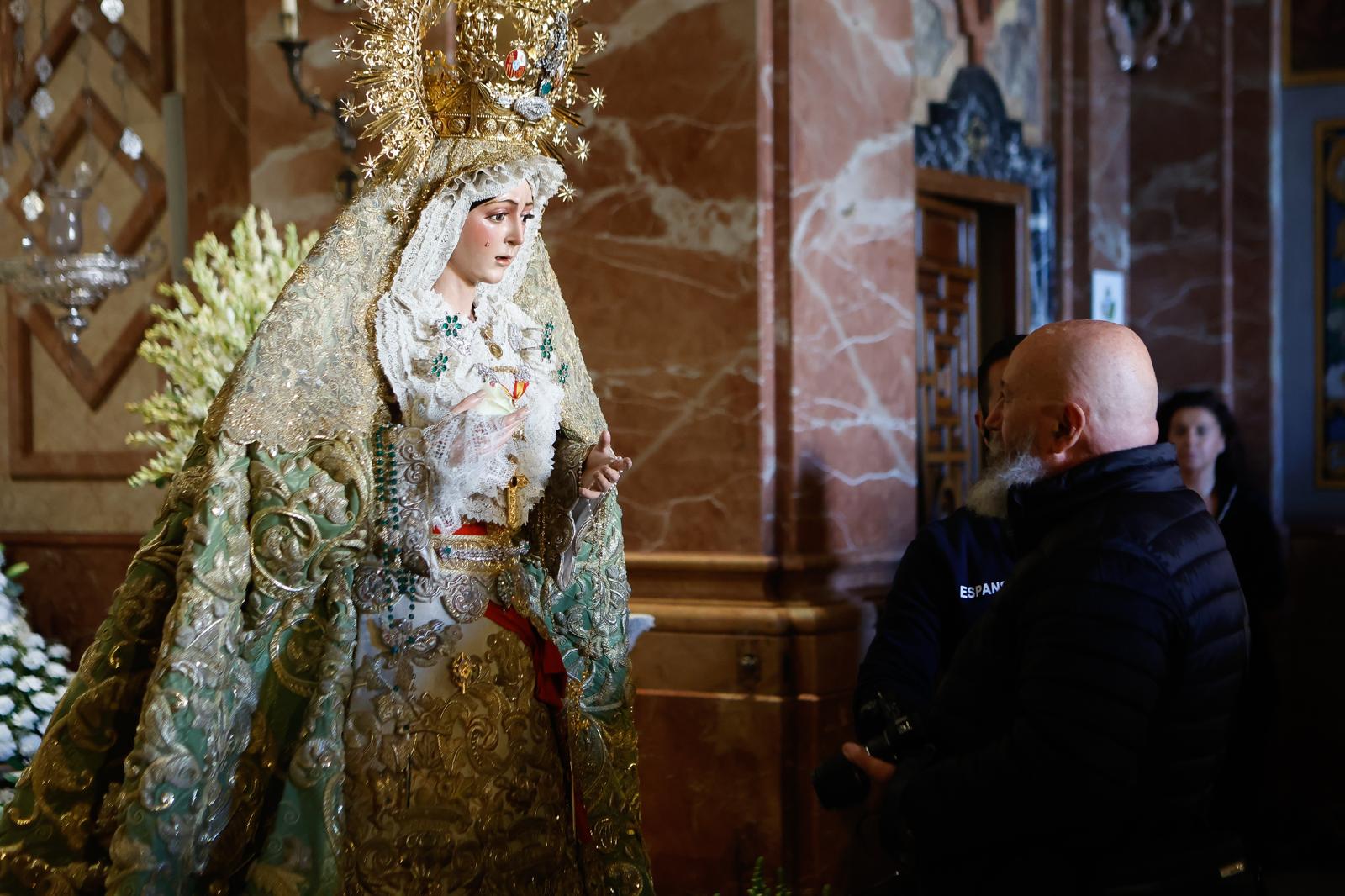 En imágenes, los devotos en el regreso al culto de la Macarena tras su restauración