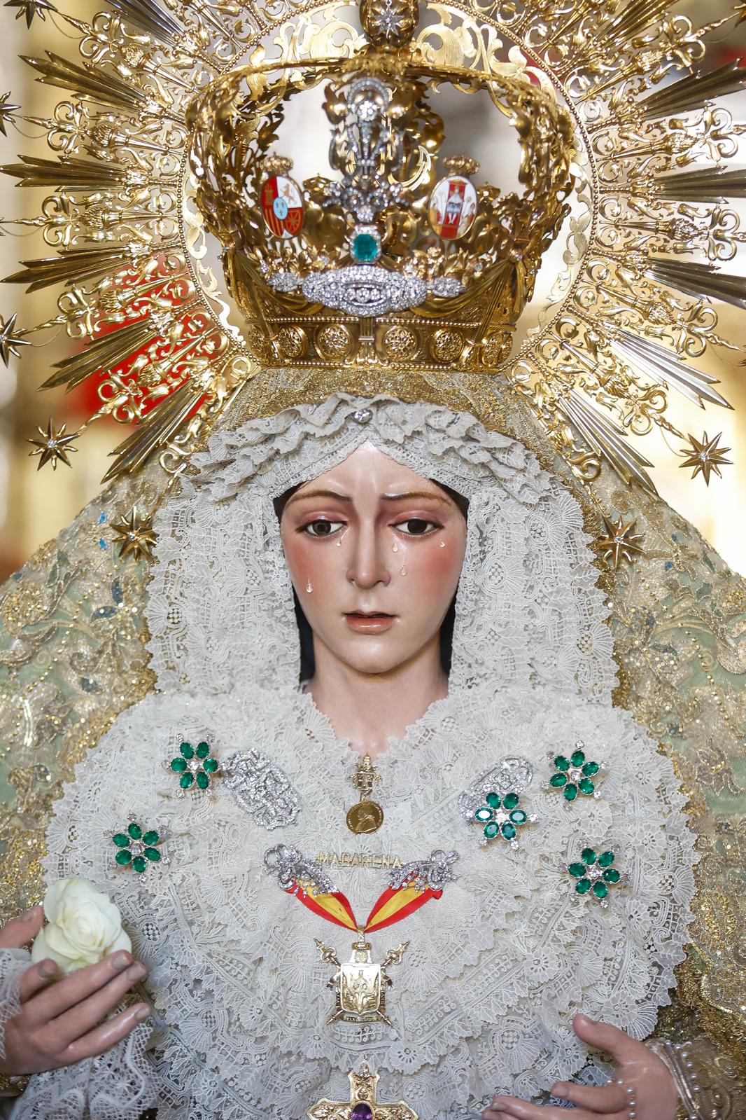 En imágenes, los devotos en el regreso al culto de la Macarena tras su restauración