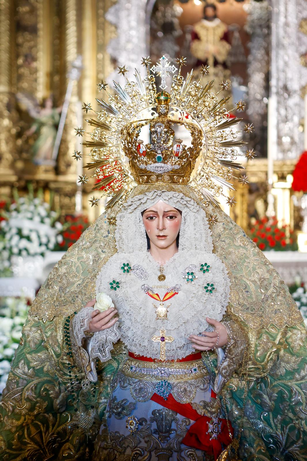 En imágenes, los devotos en el regreso al culto de la Macarena tras su restauración