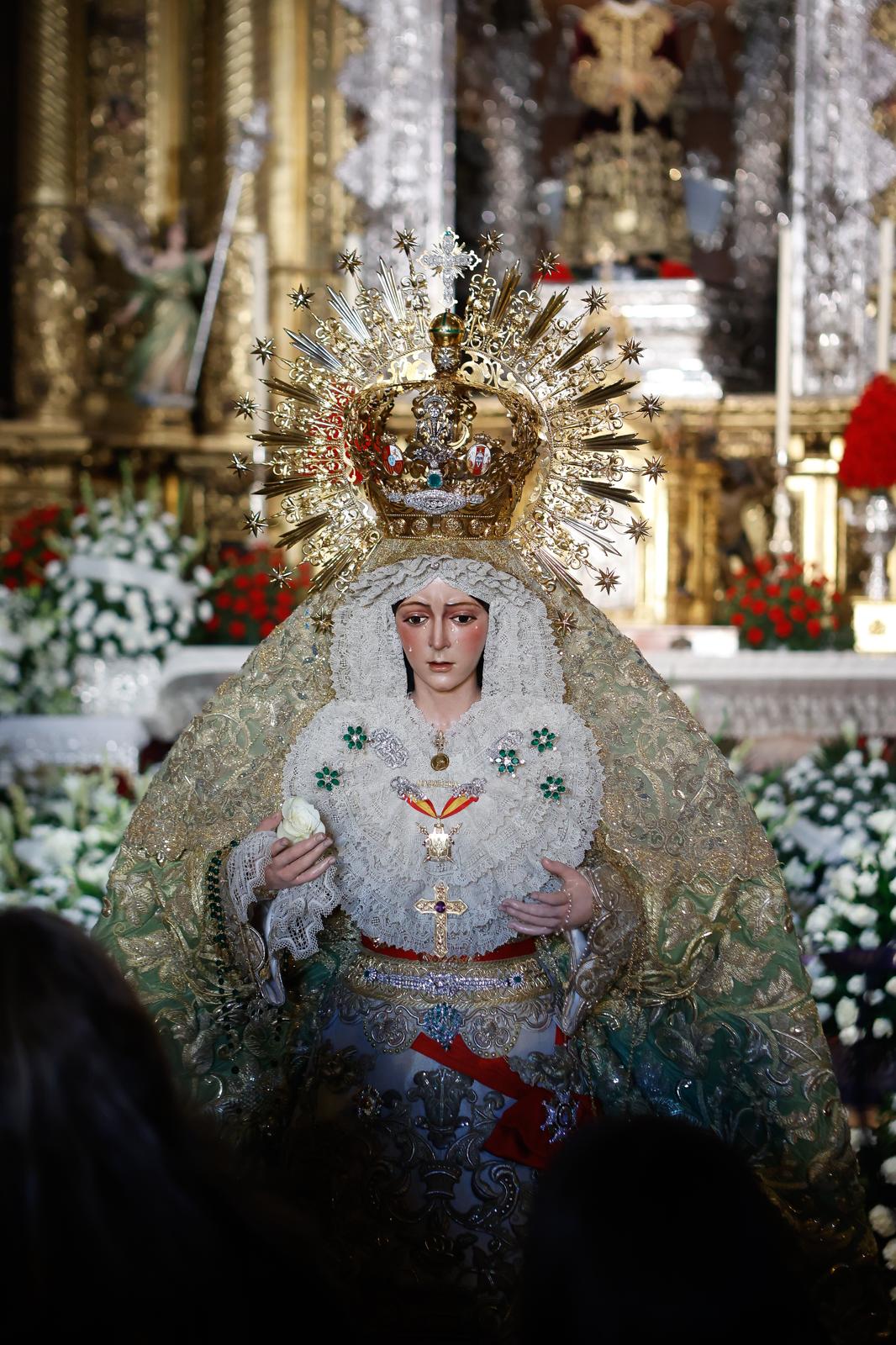 En imágenes, los devotos en el regreso al culto de la Macarena tras su restauración