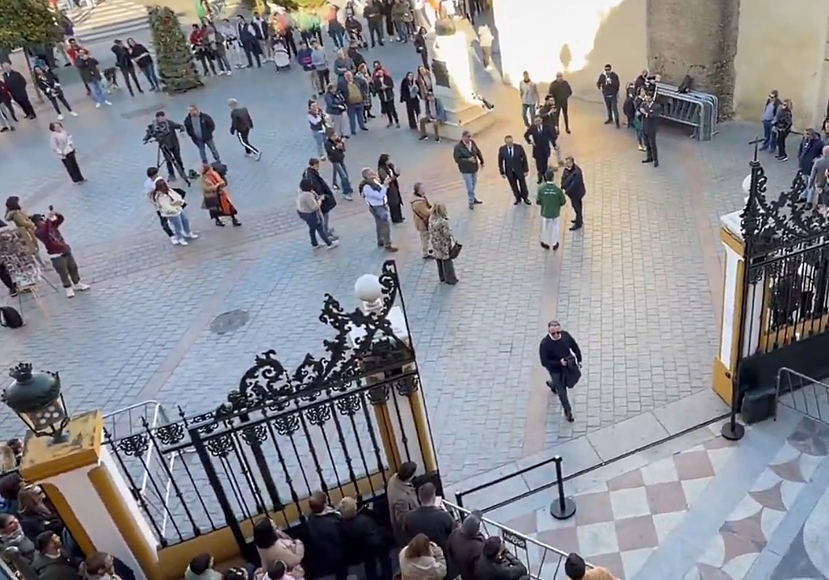 Aplauso de los devotos a Pedro Manzano