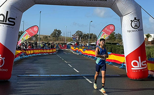 Saad cruzando la meta de una de sus últimas competiciones deportivas