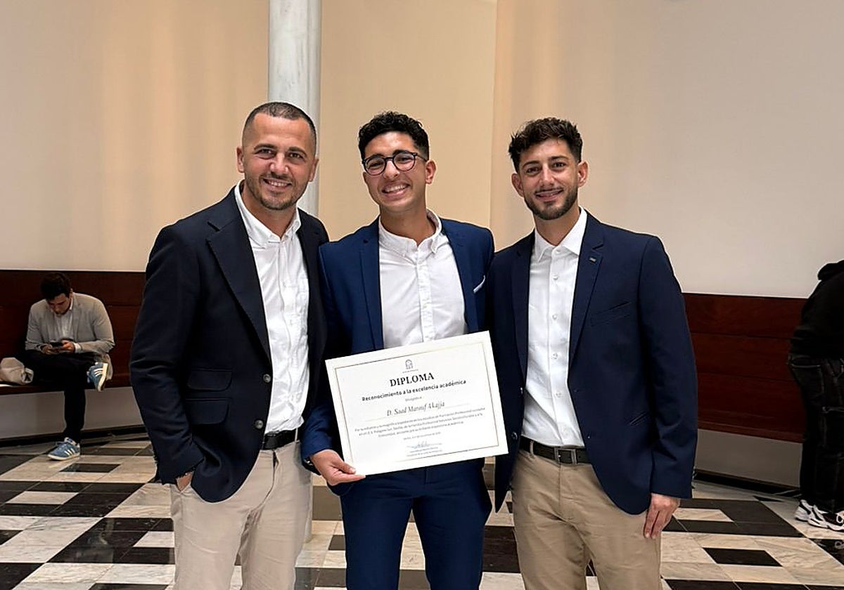 Saad entre sus padres, Cristo y Marcos, tras el acto de entrega del diploma al Mejor Expediente de Andalucía en FP  24/25