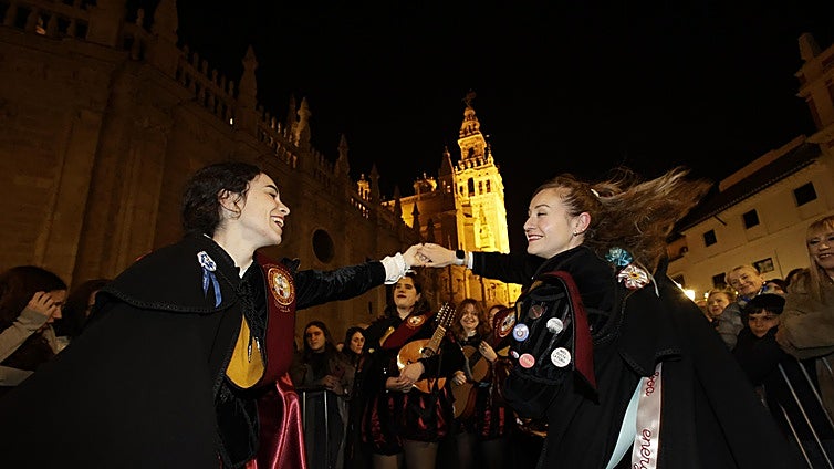 Los sevillanos prolongan su idilio con la víspera de la Inmaculada