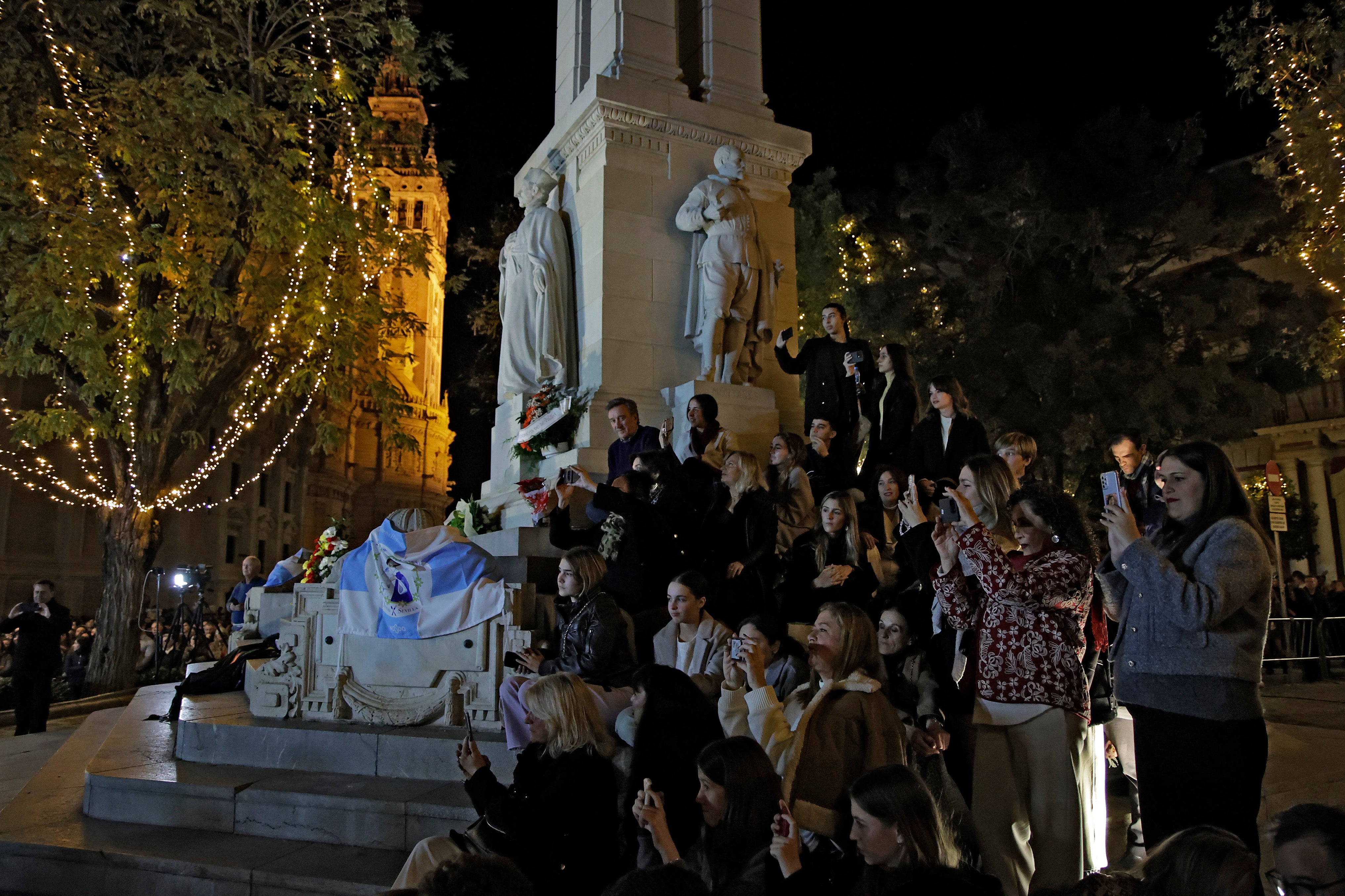 En imágenes, las tunas universitarias en el monumento de la Inmaculada