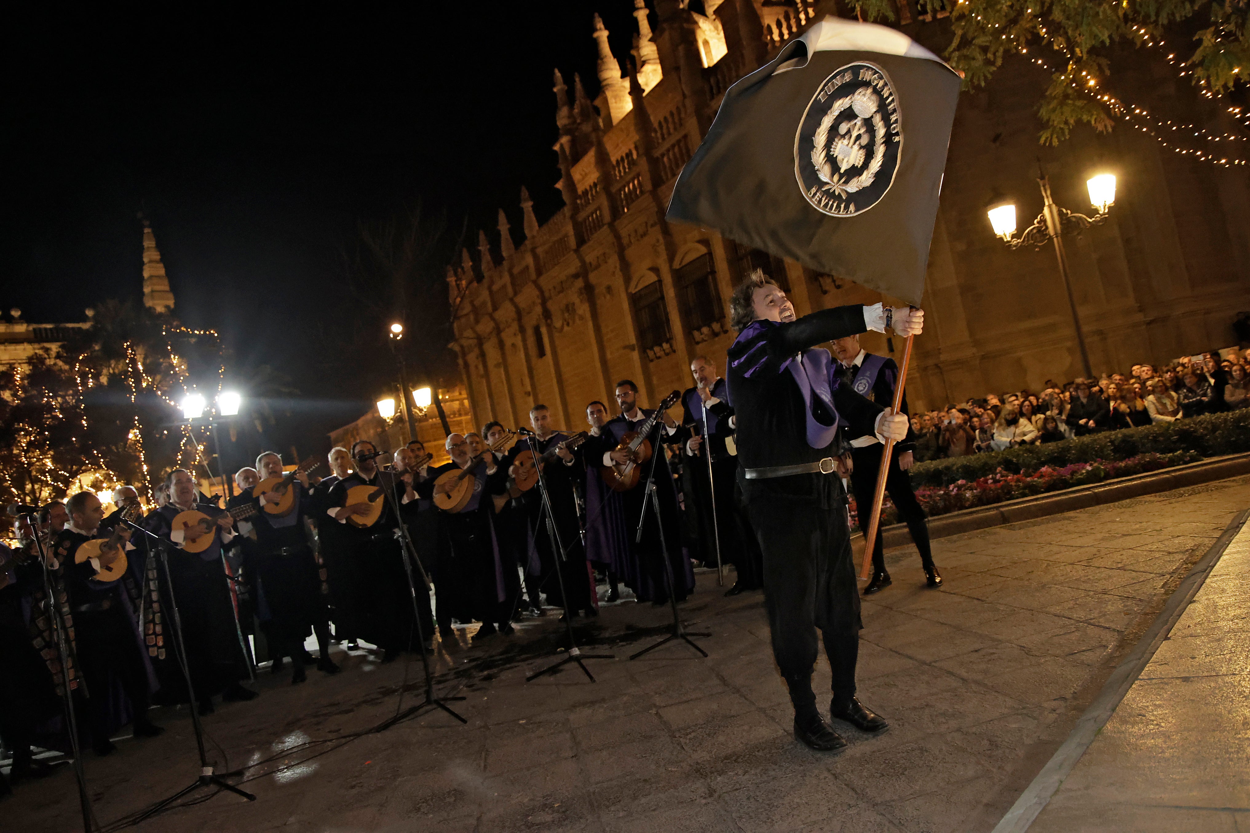 En imágenes, las tunas universitarias en el monumento de la Inmaculada