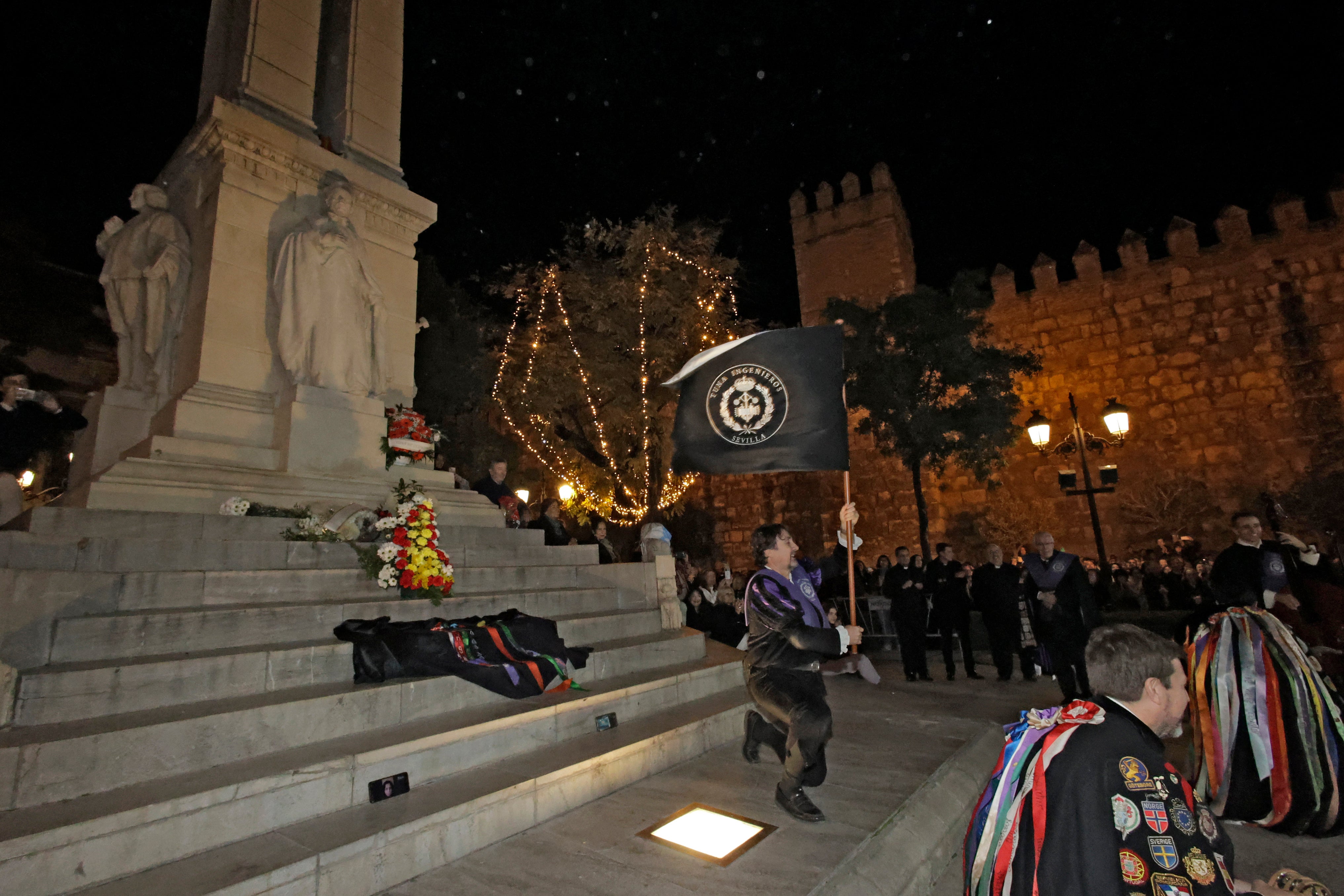 En imágenes, las tunas universitarias en el monumento de la Inmaculada