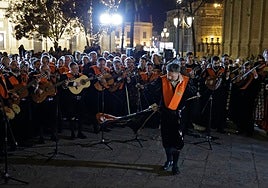 En imágenes, las tunas universitarias en el monumento de la Inmaculada