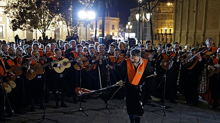 En imágenes, las tunas universitarias en el monumento de la Inmaculada