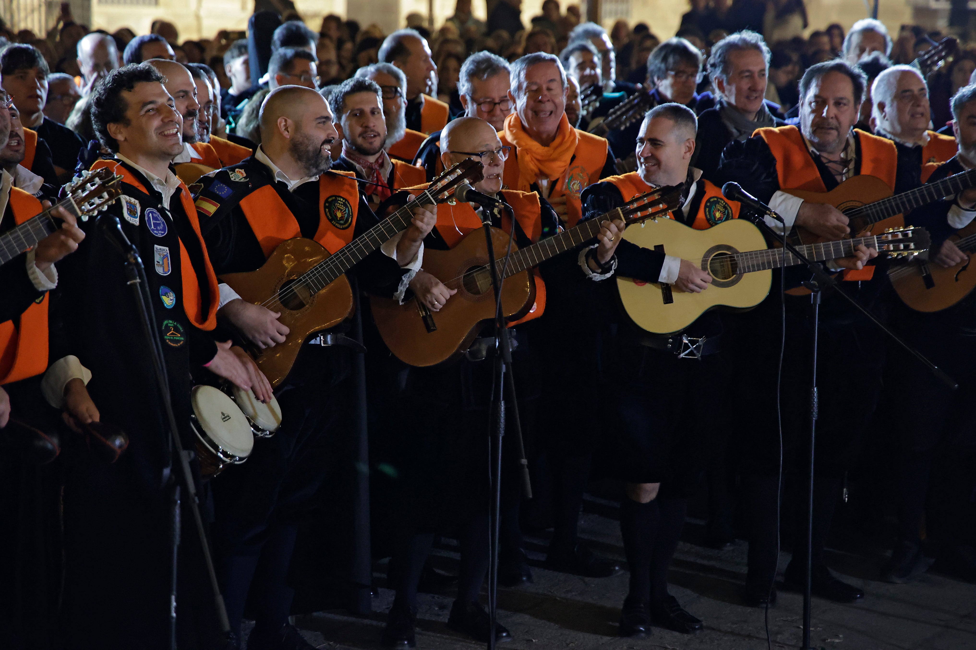 En imágenes, las tunas universitarias en el monumento de la Inmaculada