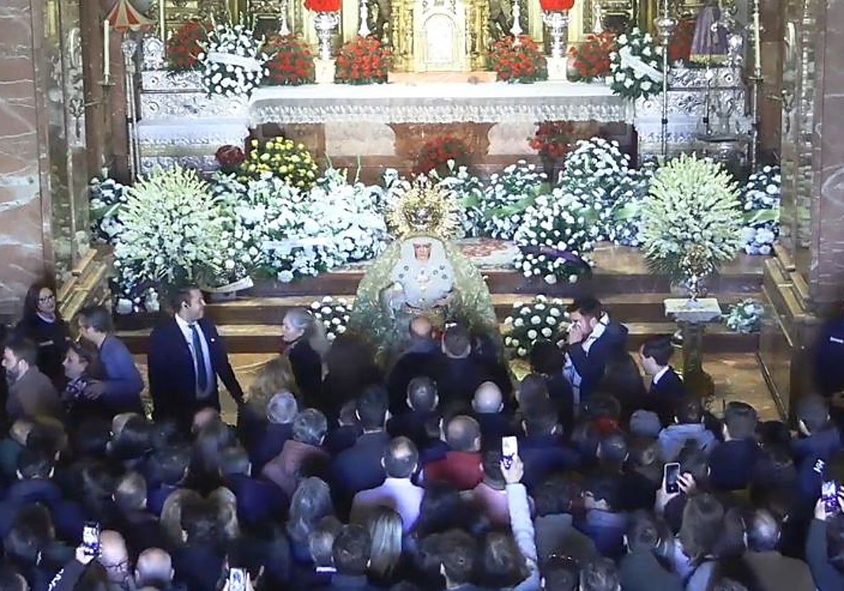 Los 20 centros de flores detrás de la Macarena en el suelo del presbiterio