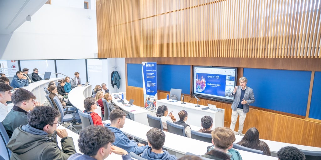 Más de 500 estudiantes de CEU FP participan en un hackathon de IA generativa de AWS