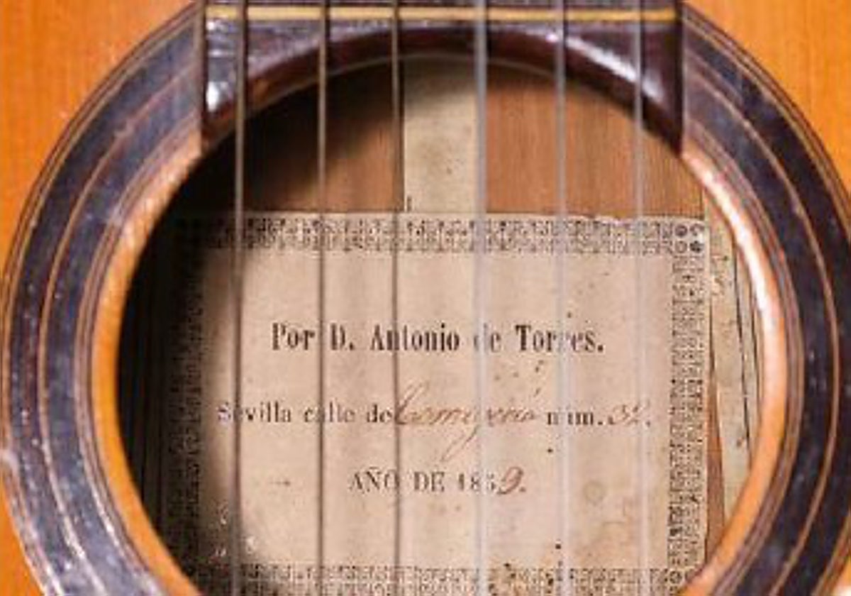 La inusual salida a la puja de una guitarra original del mítico constructor almeriense Antonio de Torres de Almería, en la casa sevillana de subastas Isbilya