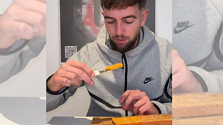 Un sevillano prueba un turrón de Dabiz Muñoz y sentencia: «Es un mazacote de chocolate blanco con colorante»